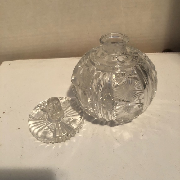 Elegant vintage crystal Perfume Bottle. Stunning little perfume bottle- like new - Picture 4 of 8